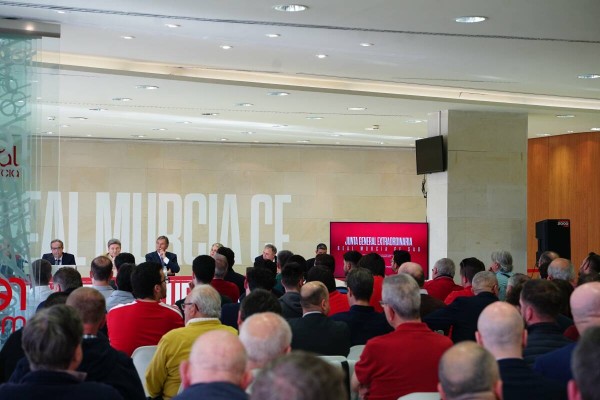 El Real Murcia crea la figura del consejero independiente que ocupará un abonado del club