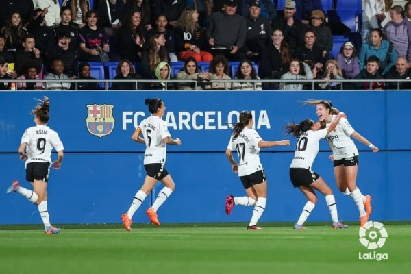 El Valencia se deshace ante el imbatido Barça