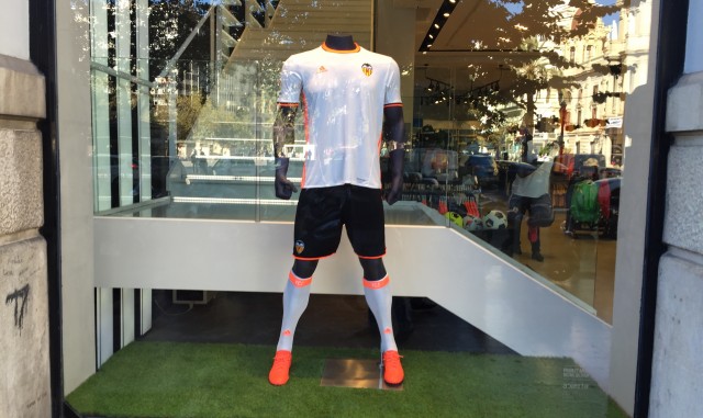 El Valencia CF cambia la estética de la megastore
