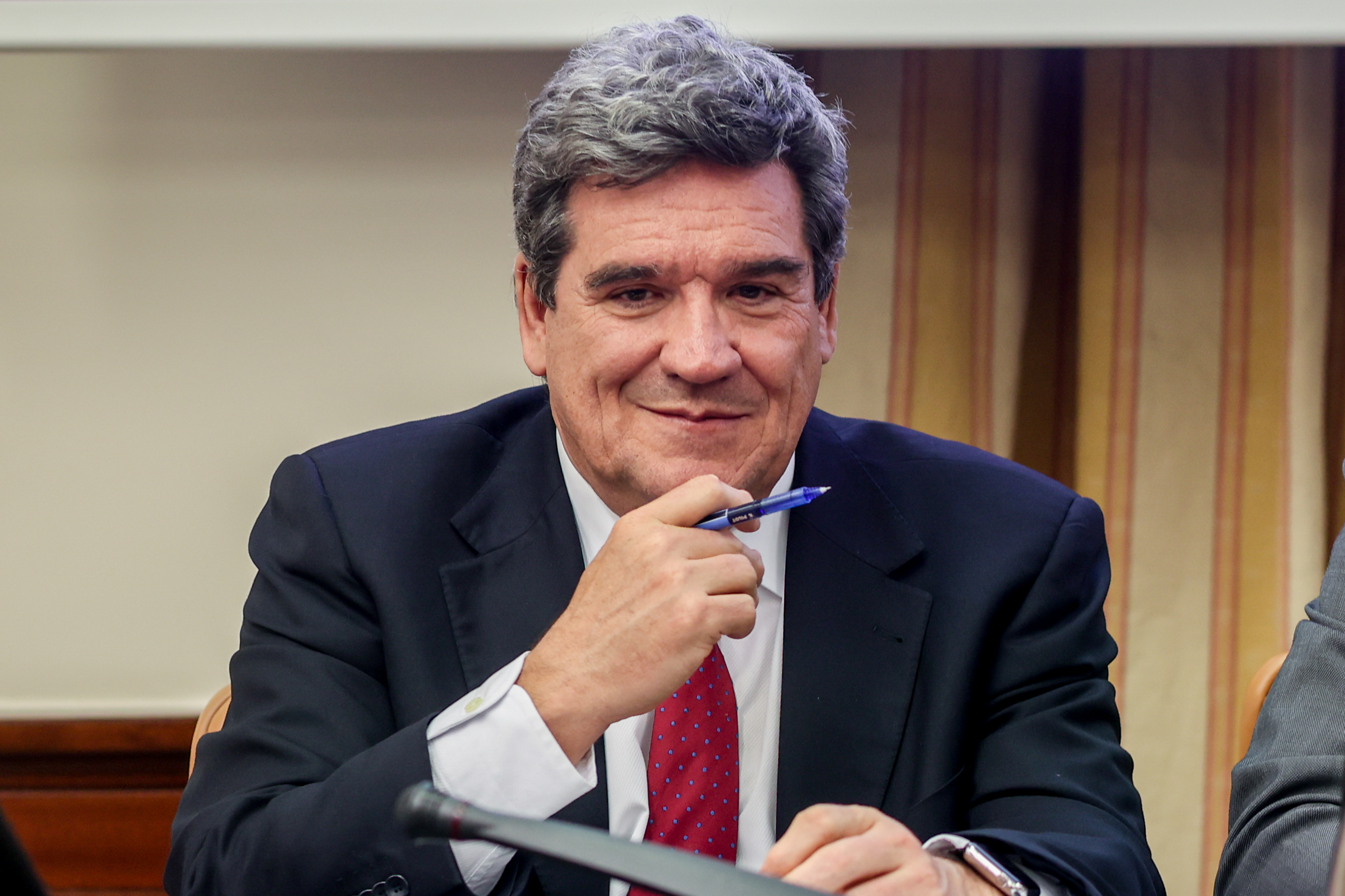 Escrivá no cree que las empresas carguen en los salarios el aumento de las cotizaciones
