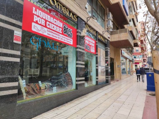 El pequeño comercio de Alicante se contrae: más bajas que altas en el último año