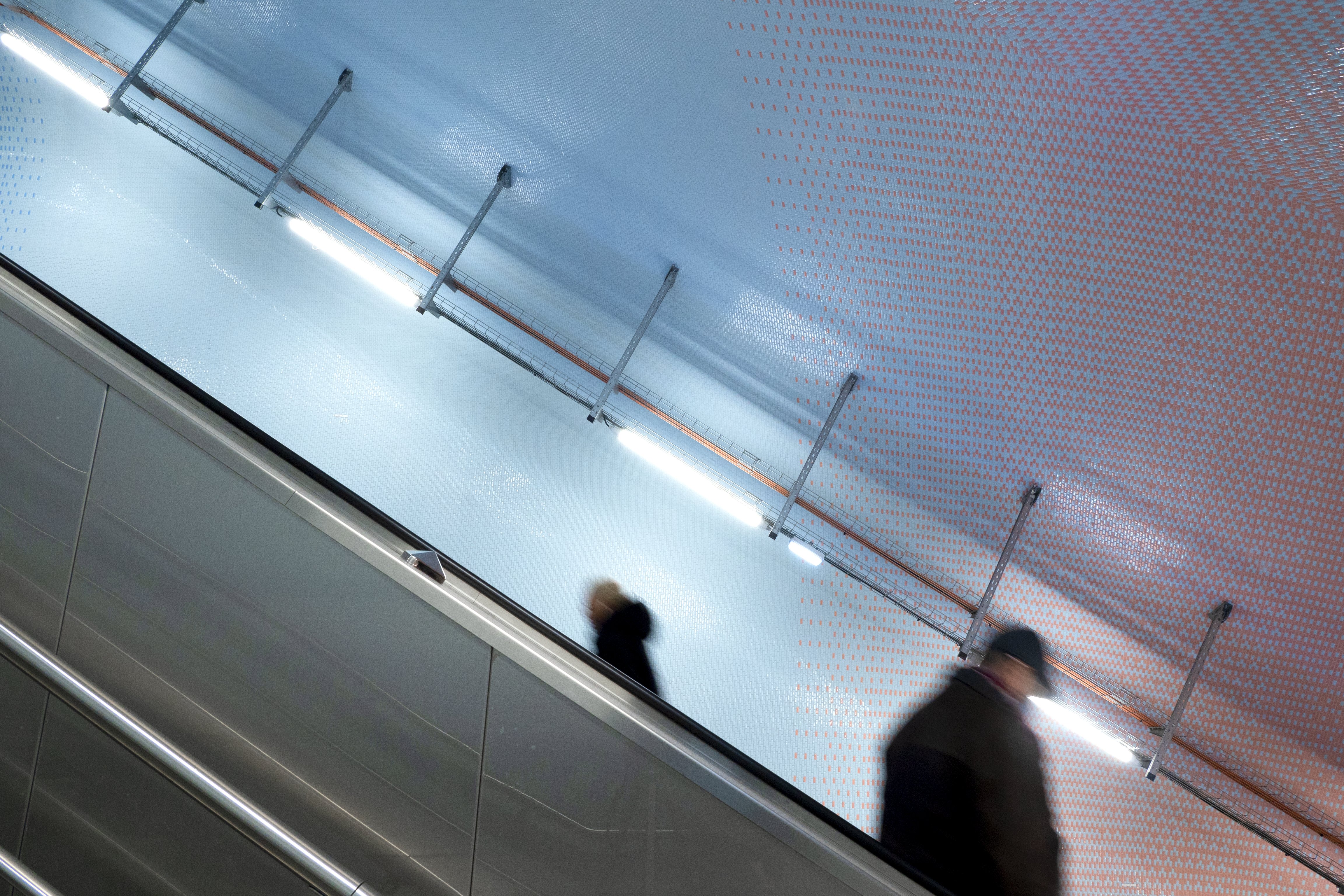El metro de París recrea su cielo con un mosaico de Castelló