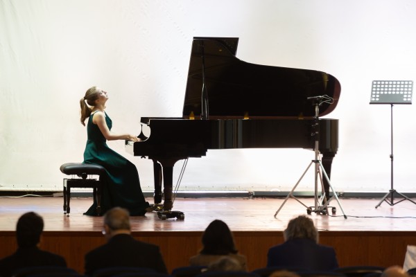 La pianista Natalie Schwamova gana el certamen de la Sociedad de Conciertos de Alicante y Oftalvist

