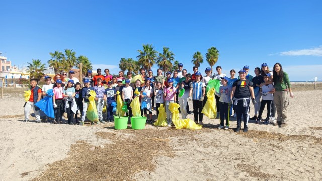 Escolares de Xilxes participan en un proyecto para renaturalizar la playa y proteger el ave chorlitejo