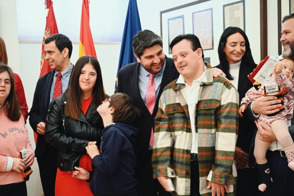 La Comunidad se suma a los 'calcetines solidarios' de Assido por el Día del Síndrome de Down