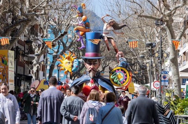 Ninots en las calles y primeras mascletás: empiezan las Fallas en los municipios de la Safor 