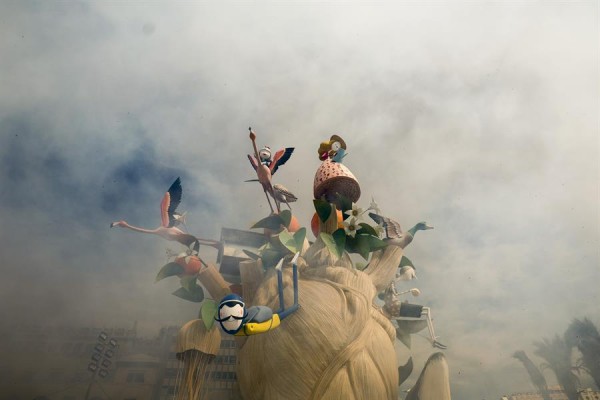 València luce ya las fallas que radiografían con sátira y color el mundo real
