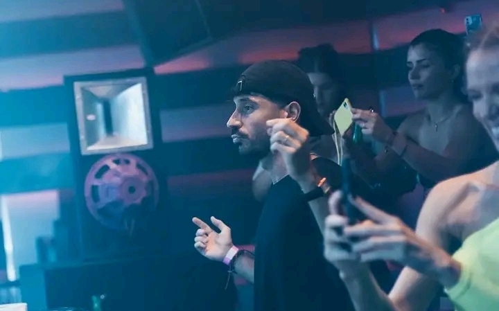 El DJ Fran Hernández, solo ante su público en la nueva fiesta OnlyFrans