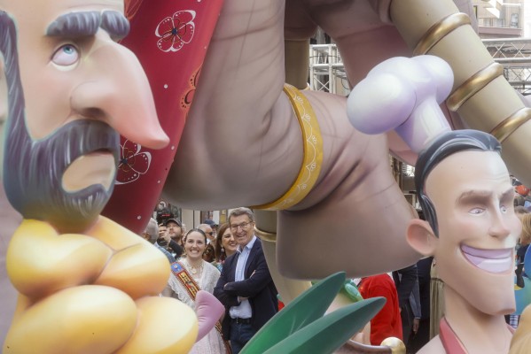 Feijóo, de falla en falla en València: de la de Noah Higón a la de Juan Roig 