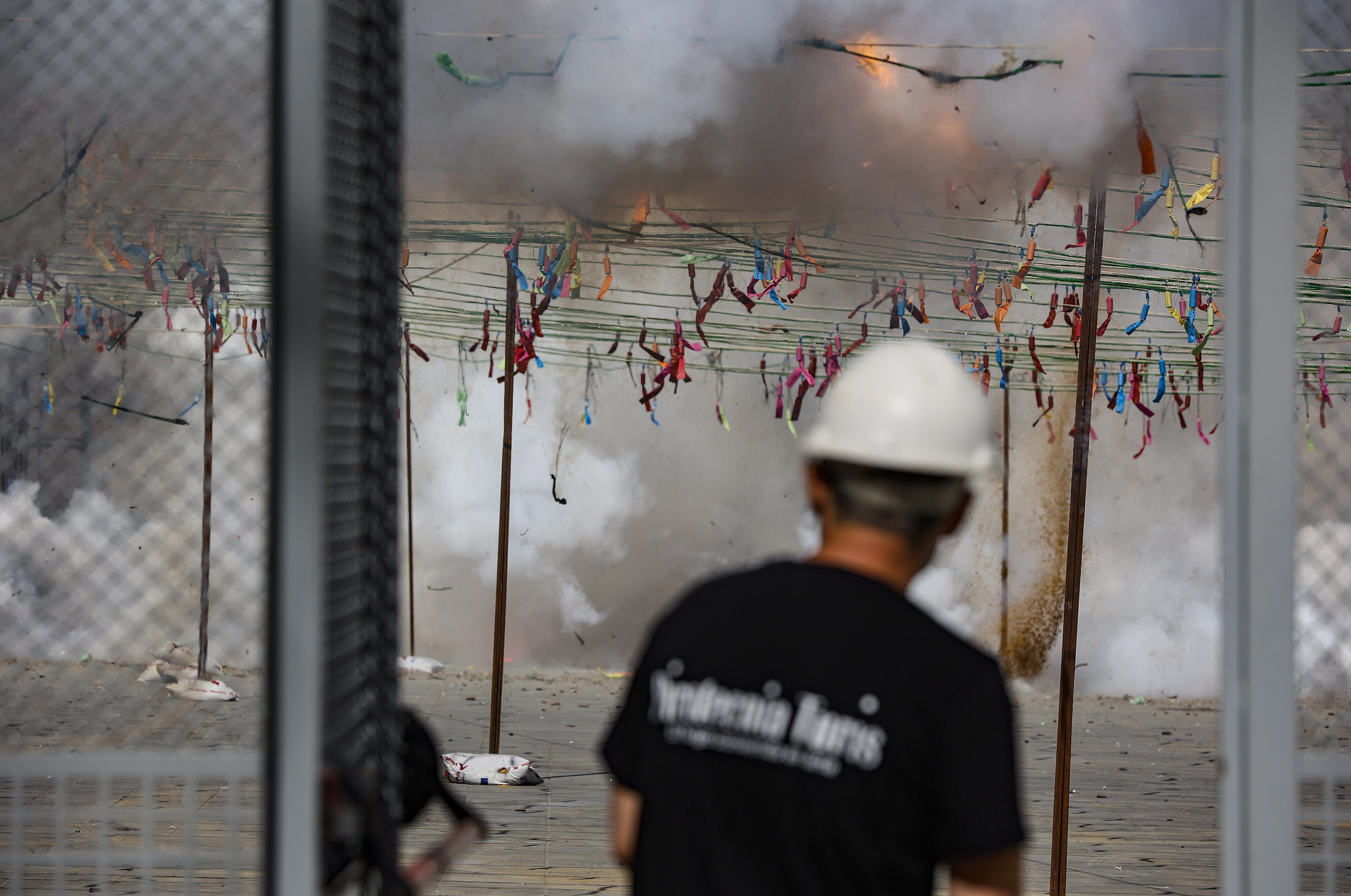 Pirotecnia Turís ensordece València con una rítmica y potente mascletà

