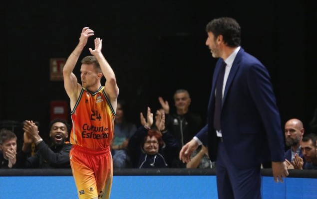 Webb III rescata a un trabajador Valencia que mira al top 8