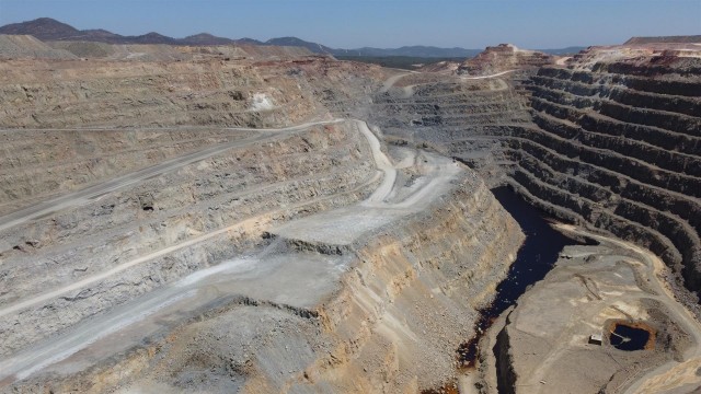 Bruselas quiere reducir al 65% para 2030 la compra de materias primas críticas a terceros como China