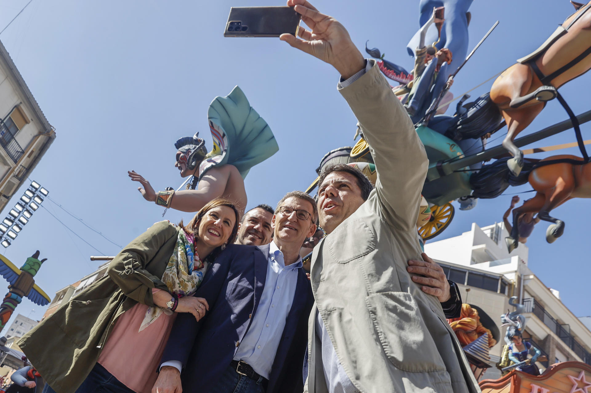 María José Catalá, Vicente Mompó, Alberto Núñez Feijóo y Carlos Mazón, en la falla Convento. EFE/ Kai Forsterling - 