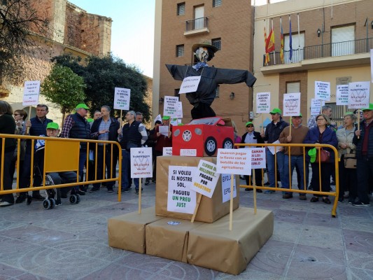 Los agricultores expropiados de Parc Sagunt II protestan en Puçol para exigir precios justos