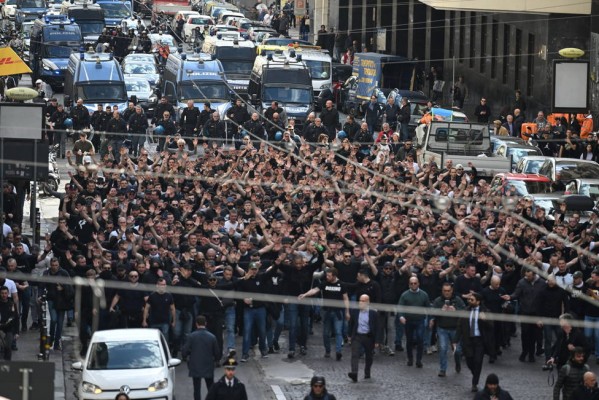 Italia traslada a los hinchas del Eintracht tras sembrar el caos en Nápoles
