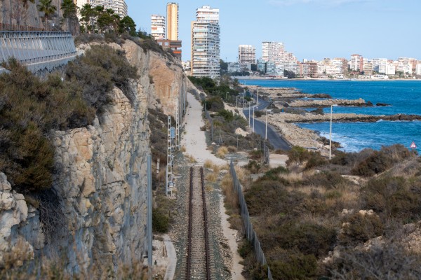 Costas 'bendice' la vía verde de Alicante y despeja la transformación del antiguo paso del 'trenet'