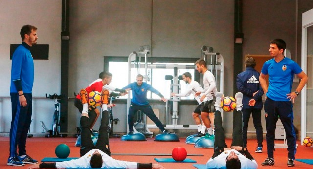 El Valencia se ejercitó en el gimnasio con la ausencia de Bakkali