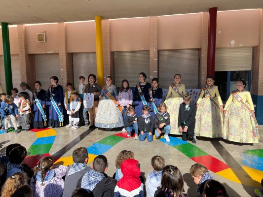 Escolares de Burriana viven el día grande de la 'plantà' de las Fallas