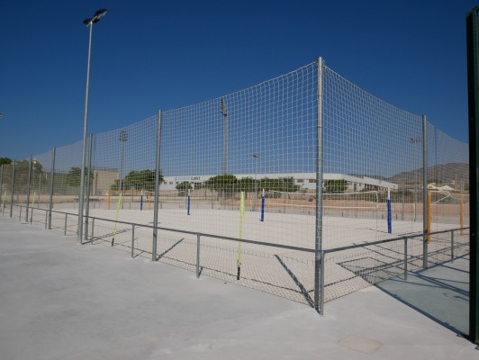 Crevillent mejora la arena de las pistas de fútbol y vóley playa a iniciativa de la ciudadanía