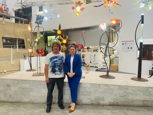 Flyppy vuelve a iluminar el Centro Regional de Artesanía: expone 'Elementos escultolumínicos'
