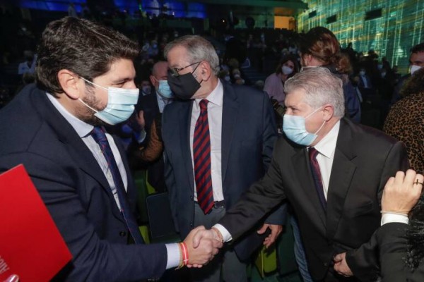 Elecciones al rojo vivo: una encuesta da un empate entre López Miras y Pepe Vélez