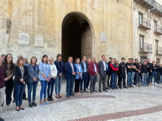 Corporación municipal de Elche y ex compañeros homenajean al atleta fallecido