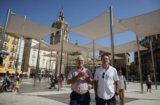 Montar y desmontar los toldos de la plaza de la Reina costará 100.000 euros 