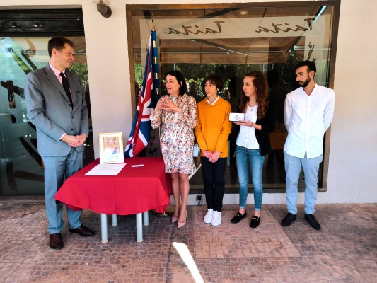 El embajador británico entrega la medalla de Miembro Honorario de la Orden del Imperio Británico a la viuda e hijos de Agustín Navarro

