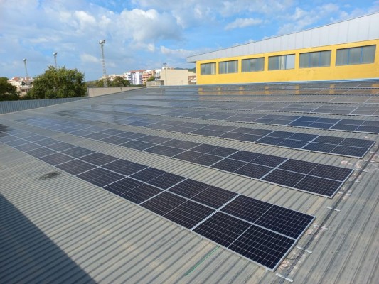Benicàssim quiere alcanzar la descarbonización en 2050: instala 400 paneles solares en tres años