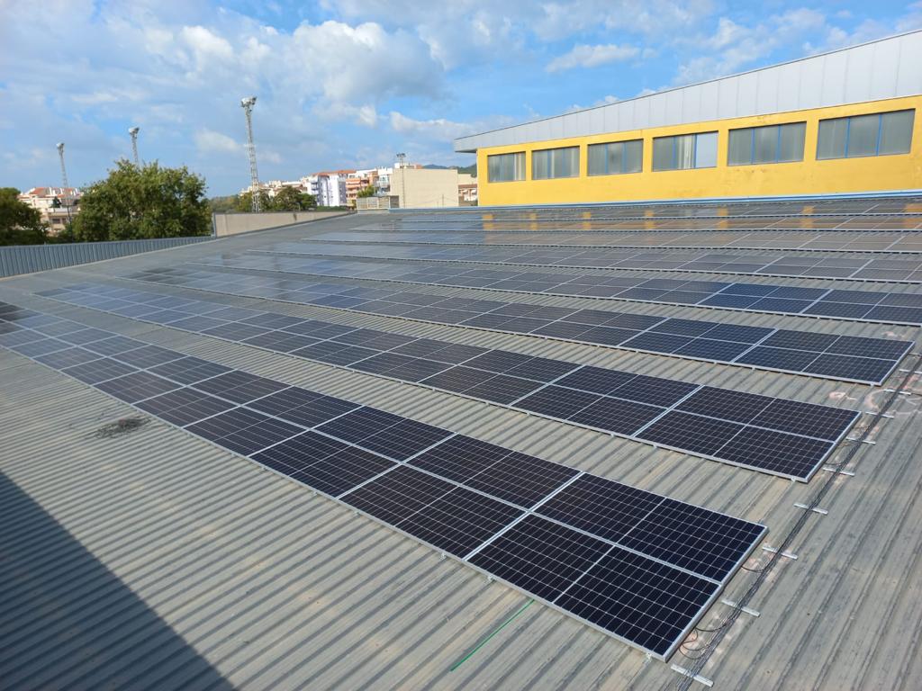 Benicàssim quiere alcanzar la descarbonización en 2050: instala 400 paneles solares en tres años