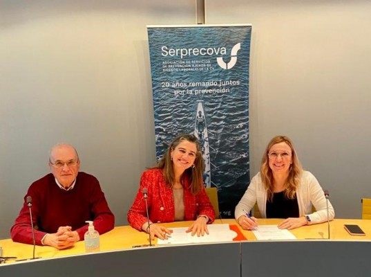 La Universidad Internacional de Valencia y Serprecova firman un acuerdo para promover la formación de los profesionales de los servicios de prevención
