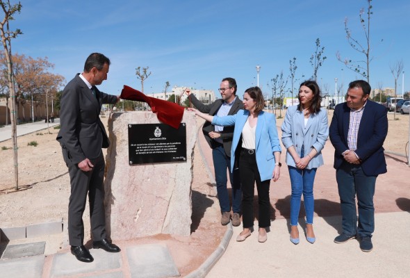 Emotivo y sobrio homenaje a las víctimas de la covid-19 en Elche en la inauguración de su jardín en Carrús Oeste