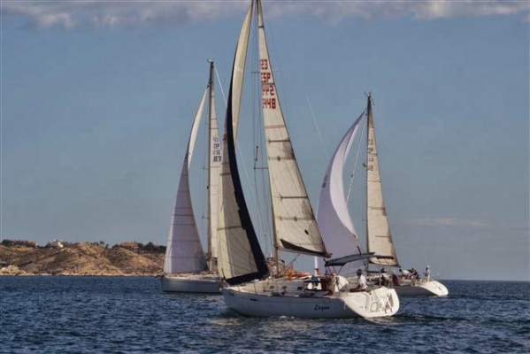 Trofeo Presidente reúne a veinticinco embarcaciones en la bahía de Alicante

