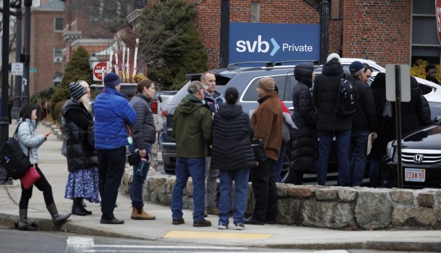 La intervención del SVB provoca la estampida de pequeños accionistas de la banca española