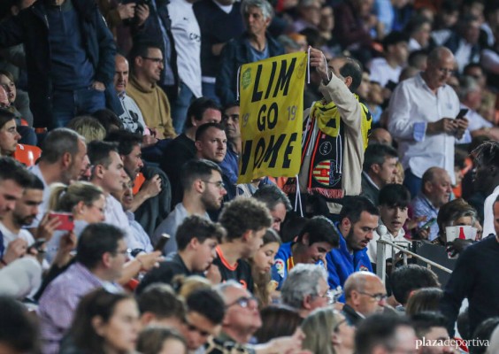 Multas y sanciones para once aficionados por incidentes en el Valencia CF - Athletic