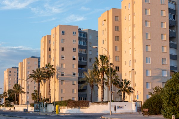Rebelión vecinal en Urbanova contra la 'conseguidora' de los fondos Next Generation para la rehabilitación