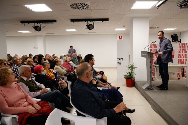 Mislata reparte 580 bonometros para que las personas mayores viajen gratis todo el año 