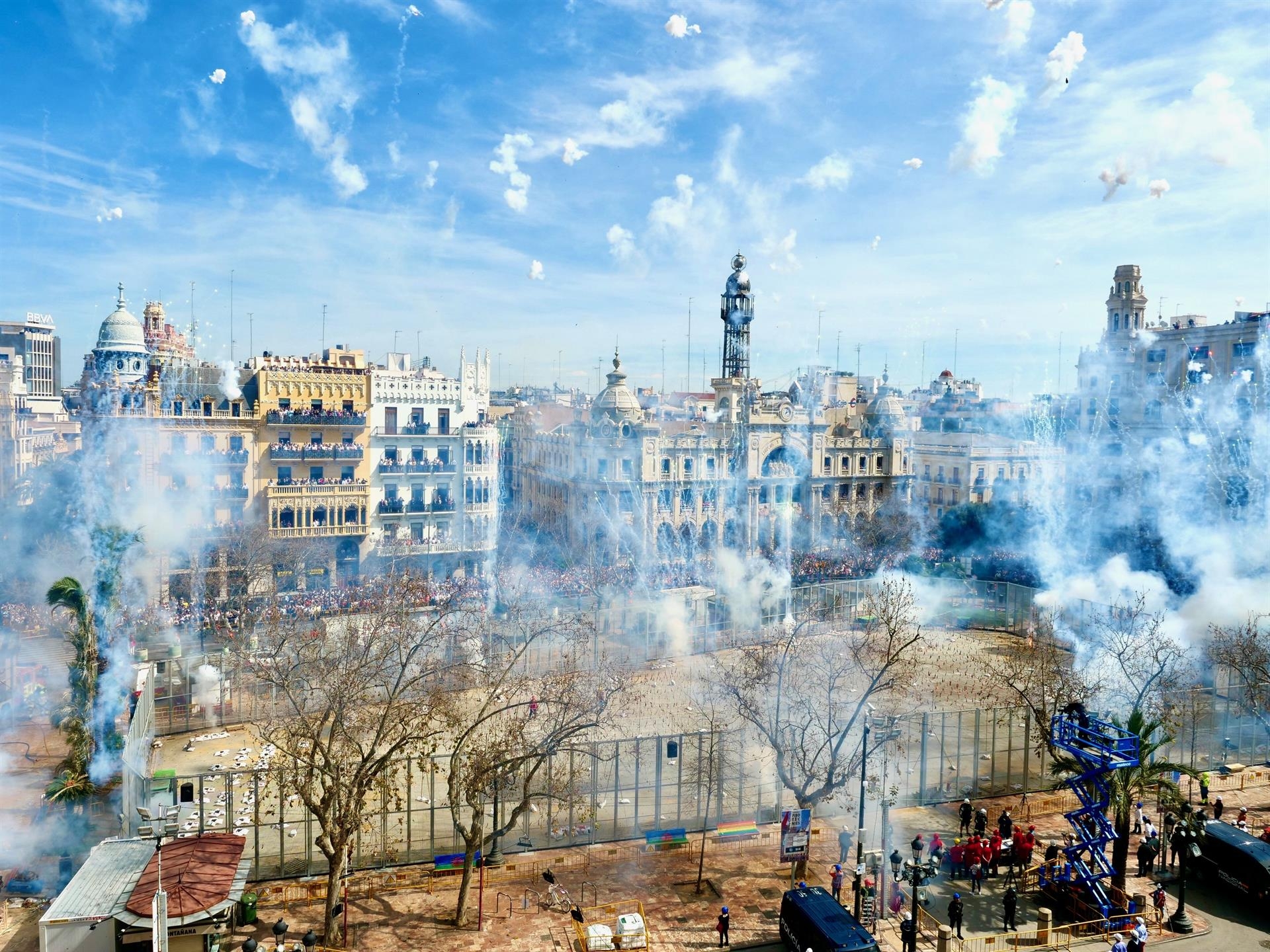Mascletà a cargo de la Pirotecnia Zarzoso, a lunes 13 de marzo -Foto: JCF  - 