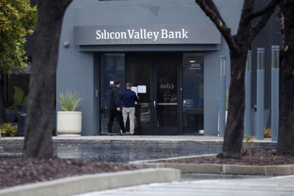 El Ibex 35 recupera a media sesión parte de las fortísimas pérdidas de primera hora por el 'efecto SVB'