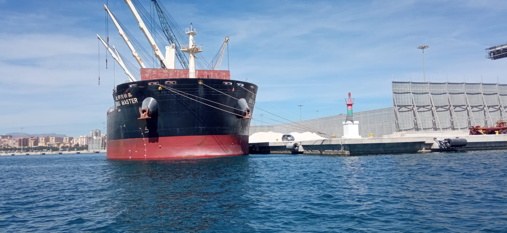 Un buque en plena descarga de materiales, en imagen captada por la Plataforma por un Puerto Sostenible. - 
