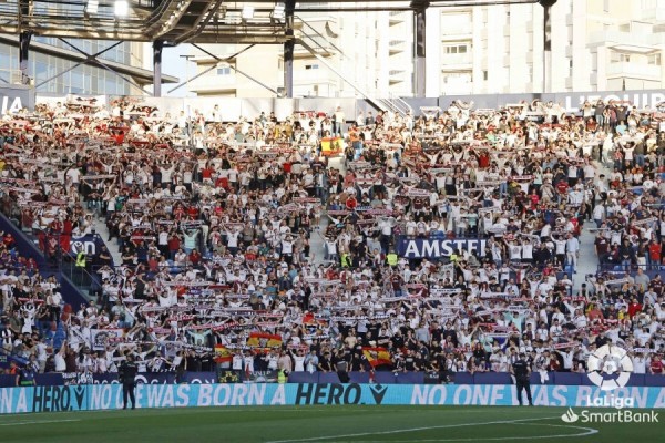 Ambientazo de final en el Ciutat: casi 4.000 albacetistas en la grada