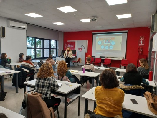 Emergencias forma en los Centros Mujer para atender a víctimas de violencia de género