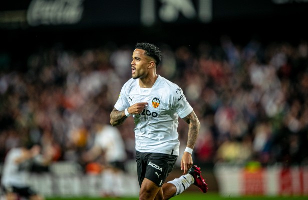 Kluivert saca al Valencia del descenso