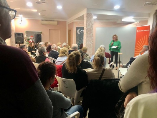 Balastegui da el relevo a la nueva candidata de Ciudadanos en Benidorm, Victoria Villar