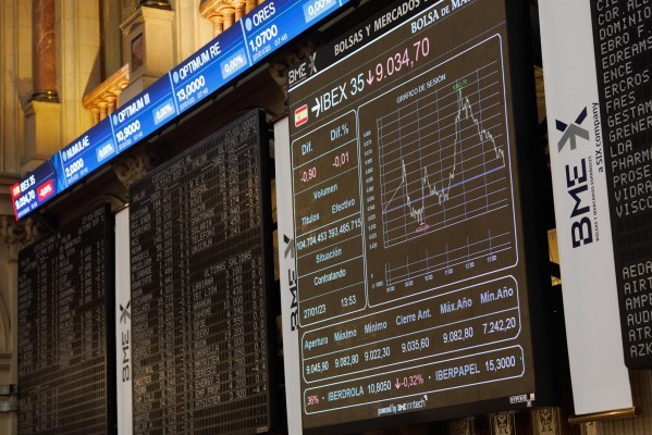El Ibex cierra la semana cayendo un 1,9% y pierde los 9.300 puntos tras la caída de la banca