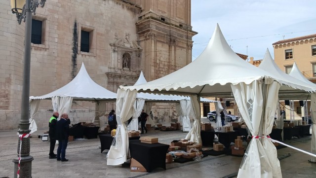 Las actividades al aire libre de la 2ª Plaça del Llibre d’Elx se cancela por el viento: las actividades, en Ali i Truc