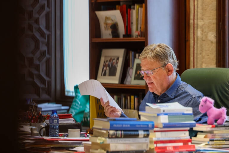 El presidente de la Generalitat, Ximo Puig, mira documentación en su despacho. Foto: GVA - 