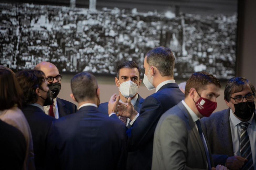 El presidente del Gobierno, Pedro Sánchez (i) y el Rey Felipe VI (d) en una imagen de archivo - Foto: David Zorrakino  - 