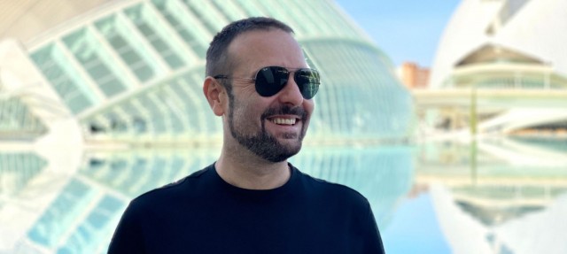 JM Blay, el diseñador valenciano que enamoró a la BBC, Netflix y Lady Gaga