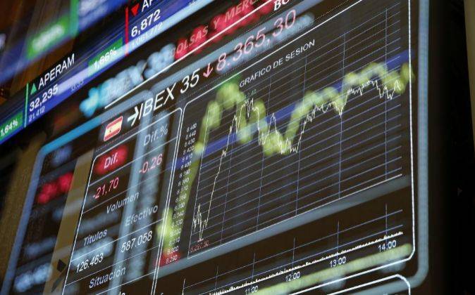 El Ibex 35 se da la vuelta a media sesión y pierde los 8.700 puntos